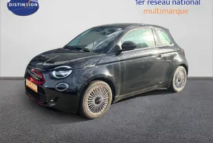 Vue 3/4 avant droite d'une FIAT 500 électrique noir onyx avec jantes spécifiques et calandre rouge distinctive.