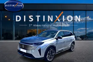 Peugeot 5008 Hybrid 145 allure e-dcs6 gris artense en 3/4 avant droit devant showroom Distinxion.