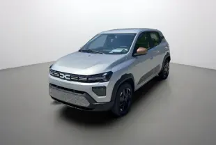 Vue 3/4 avant droite d'une Dacia Spring électrique 65 Extrême gris éclair avec rétroviseurs bronze et jantes noires.