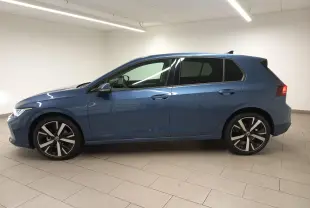 Profil côté gauche d'une Volkswagen Golf 1.5 TSI 116 BVM6 VW Edition bleu Anemone avec jantes alliage 18 pouces.