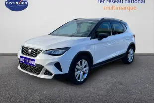 SEAT Arona blanc avec toit noir en 3/4 avant droit, soulignant ses lignes modernes et sa calandre distinctive.