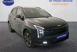 KIA Sportage 2026 gris foncé en 3/4 avant, avec phares LED en forme de C et calandre noire distinctive.