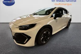 Renault Clio VI TCE 115ch Techno blanc glacier vue 3/4 avant avec jantes noires et détails noirs contrastants.