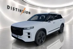 SUV JAECOO J7 blanc kaki en 3/4 avant droit avec toit noir et calandre verticale noire distinctive.