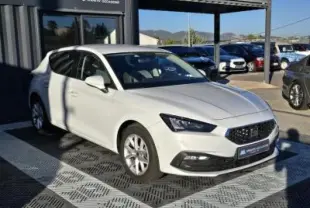 SEAT Leon IV blanc vu en 3/4 avant gauche, avec calandre noire et jantes alliage 16 pouces.