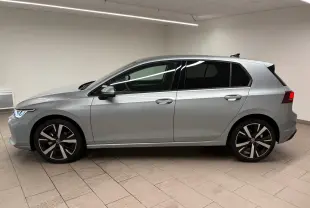 Profil côté gauche d'une Volkswagen Golf 1.5 TSI 2025 en argent Dolomite avec jantes alliage 18 pouces 'Catania'