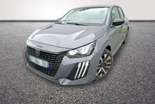 Peugeot 208 gris foncé vue 3/4 avant droit, phares LED allumés et signature lumineuse verticale distinctive.