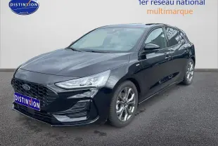 Ford Focus 1.5 Ecoblue noire vue en 3/4 avant droit avec jantes alu et calandre hexagonale noire.