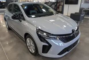 Renault Clio V Blue dCi 100 gris Rafale vue 3/4 avant droit en intérieur, avec calandre noire et jantes alliage.