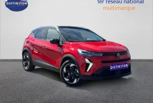 Renault Captur rouge vue 3/4 avant droit avec jantes noires et toit noir contrasté sur fond neutre.