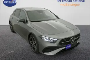 Mercedes Classe A 200 d AMG Line gris foncé vue 3/4 avant avec calandre étoilée et phares LED allumés.