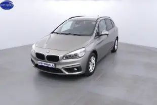 BMW Série 2 Active Tourer 218d platine argent métal vue 3/4 avant droit avec calandre double haricot et phares LED.