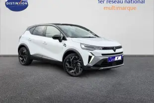 Renault Captur 2026 blanc nacré/noir étoile en 3/4 avant droit, avec jantes noires et feux LED distinctifs.