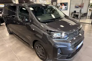 Vue 3/4 avant droit d’un Citroën Jumpy Cabine Approfondie gris titanium en showroom, avec phares LED allumés et jantes noires.