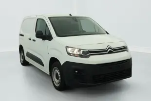 Fourgon Citroën Berlingo blanc Banquise vu en 3/4 avant droit avec jantes tôles grises et projecteurs allumés.