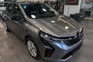 Renault Clio V Blue dCi 100 gris schiste en 3/4 avant droit, avec calandre noire et jantes spécifiques en concession.