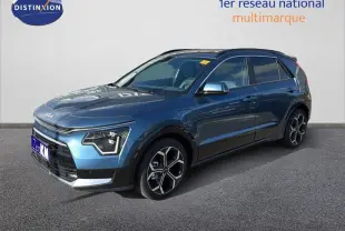 KIA Niro 2025 bleu en vue 3/4 avant droit, hybride rechargeable avec jantes alliage distinctives.