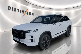 SUV JAECOO J7 blanc kaki en 3/4 avant droit avec calandre noire verticale et toit noir brillant.