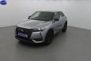 DS3 Crossback gris Artense métal vu en 3/4 avant droit avec calandre noire et jantes foncées.