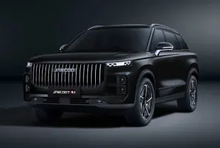 Vue 3/4 avant du JAECOO J7 PHEV noir crystal, avec calandre verticale imposante et phares LED au design moderne.