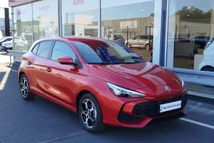 MG3 1.5L Hybrid+ 195ch Luxury rouge diamant, vue 3/4 avant droit, avec jantes alliage et calandre noire distinctive.