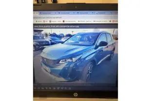 Peugeot 3008 bleu métallisé en 3/4 avant gauche, avec calandre distinctive et jantes alliage visibles.