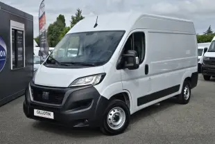 Fiat Ducato Fourgon blanc en 3/4 avant droit, avec pare-chocs noirs et calandre distinctive.