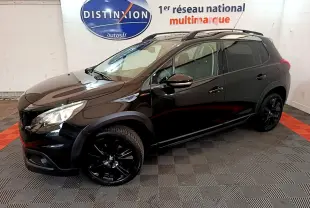 Peugeot 2008 noir en 3/4 avant droit, avec jantes noires brillantes et barres de toit assorties.