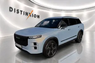 SUV JAECOO J7 gris moonlight en 3/4 avant, avec calandre noire verticale et toit panoramique noir brillant.