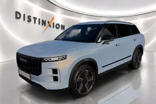 SUV JAECOO J7 gris moonlight vu en 3/4 avant droit, avec toit noir et calandre verticale noire distinctive.