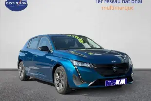 Vue 3/4 avant d'une Peugeot 308 bleu Obsession avec calandre noire et jantes aluminium, sur fond neutre.