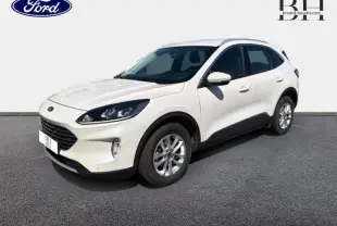 Ford Kuga blanc Glacier en vue 3/4 avant droit, avec jantes alu et boucliers couleur carrosserie.