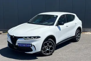 Alfa Romeo Tonale blanc en 3/4 avant droit, avec jantes alliage 18 pouces et rétroviseurs noirs.