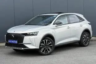 DS7 2025 Cristal Pearl en 3/4 avant droit, avec calandre noire distinctive et jantes alliage noires et argentées.