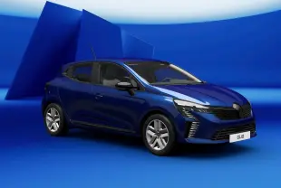 Renault Clio V bleu Iron vue 3/4 avant droit, avec phares LED et coques de rétroviseurs noir étoilé.