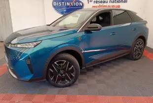 Peugeot 3008 hybride bleu en 3/4 avant droit, jantes noires et calandre distinctive sous tente showroom.