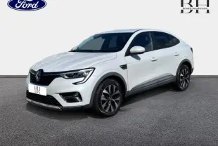 Renault Arkana blanc perle en vue 3/4 avant droit, avec jantes alliage et lignes de carrosserie épurées.