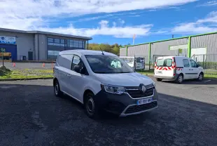 Renault Kangoo Pro blanc vu en 3/4 avant droit, avec calandre noire et jantes acier, stationné en extérieur.