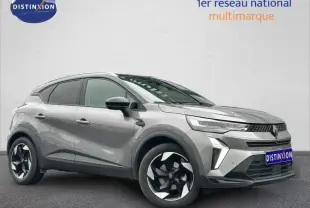 Renault Captur 1.6 E-Tech hybride 2025 gris, vue 3/4 avant droit avec jantes noires et détails modernes.