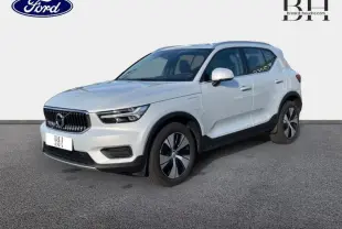 Vue 3/4 avant droite d'un Volvo XC40 T5 Recharge gris glacier avec calandre chromée et jantes alu noires et argentées.