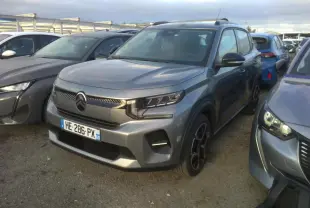 Vue 3/4 avant d'une Citroën C3 2025 gris foncé avec barres de toit noir brillant et jantes 17 pouces Azurite.