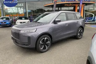 SUV JAECOO J5 gris Phantom vu en 3/4 avant droit avec calandre verticale et jantes stylisées.