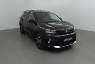 Citroën C5 Aircross noir vue 3/4 avant droit, avec jantes noires et détails chromés sur le pare-chocs.