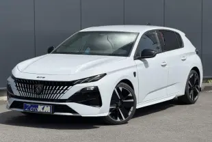 Peugeot 308 NV Hybrid blanc Okenite vue 3/4 avant droit avec jantes noires bi-tons et calandre distinctive.