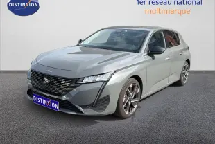 PEUGEOT 308 Allure Hybrid 145 gris sélénium métal, vue 3/4 avant mettant en valeur la calandre noire et les jantes biton.