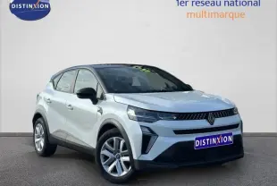 Vue 3/4 avant gauche d'un Renault Captur blanc nacré avec toit noir et jantes argentées sur fond neutre.