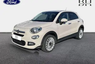 Vue 3/4 avant droite d'une FIAT 500X argentée avec jantes alu et boucliers couleur caisse sur fond neutre.