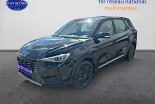 Vue 3/4 avant droit du MG ZS Hybrid 197 noir avec jantes acier et calandre marquée MG MOTOR.