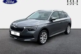 SKODA KAMIQ gris graphite métallisé en 3/4 avant droit, avec calandre chromée et jantes alu visibles.