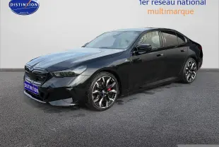 BMW Série 5 i5 M60 noir vue 3/4 avant droit avec jantes alu bicolores et calandre noire distinctive.